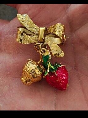 1970s/80s Sweet Strawberry Textured Gold Tone  Dangle Enamel Brooch